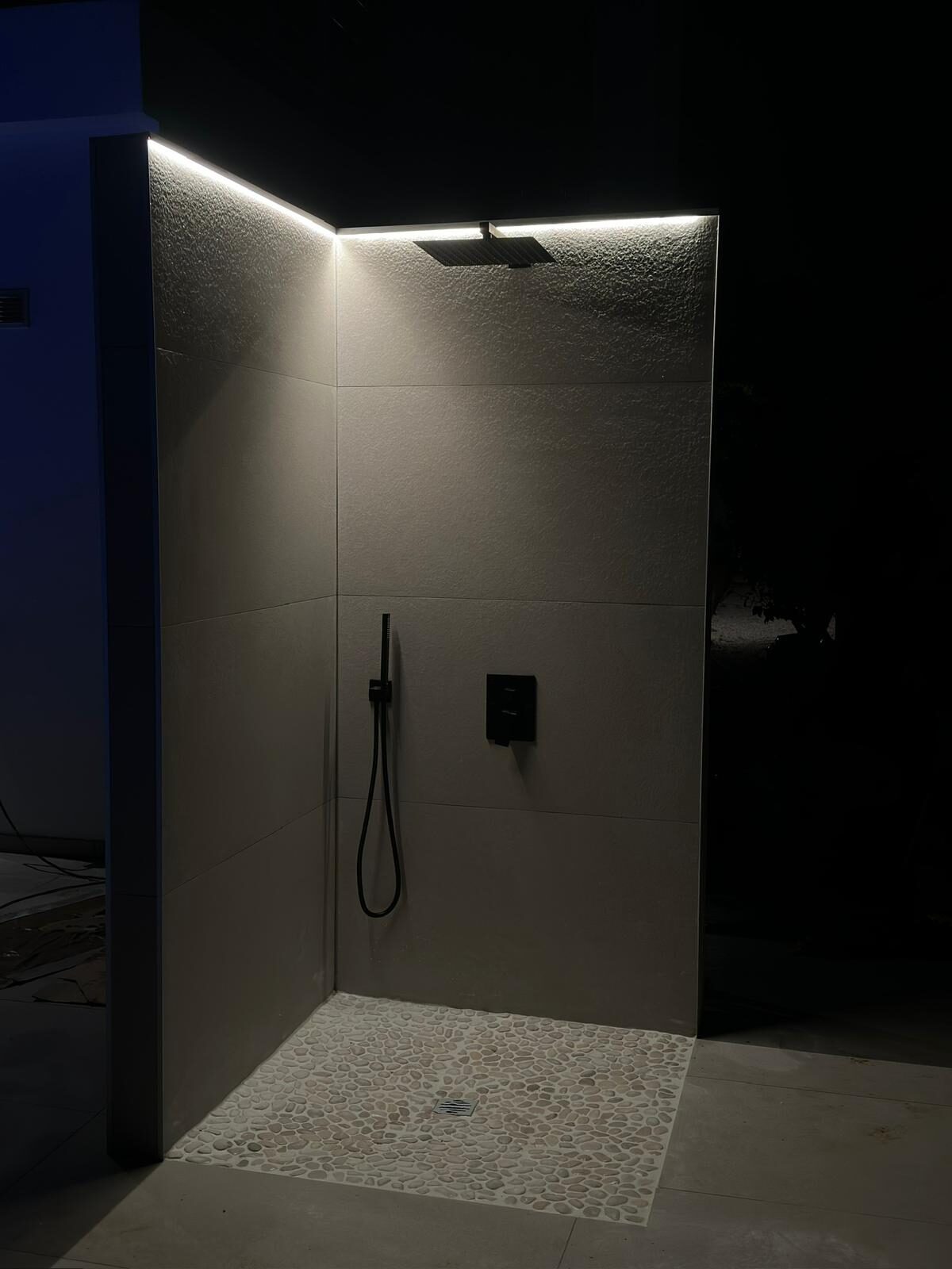 Uteshower opplyst om kvelden med LED-lys og naturstein