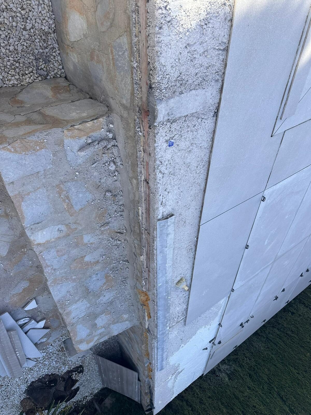 Dekk under arbeid med betongstøp og mosaikk-basseng