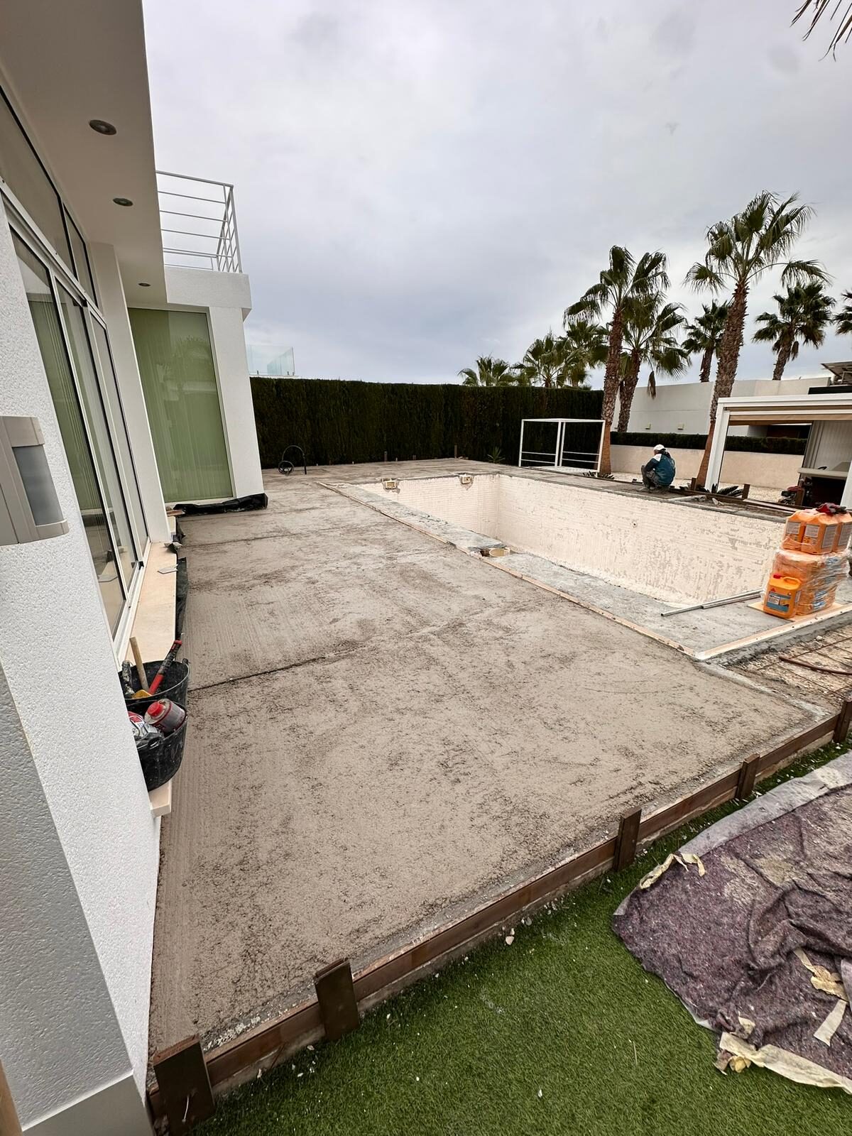 Betongbil leverer betong til bassenggrunn
